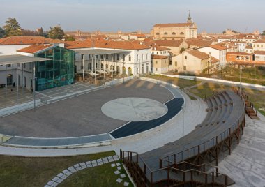 Katedrali ve arka planında ortaçağ şehir duvarları olan Cittadella, İtalya belediye binası ve açık hava tiyatrosu.