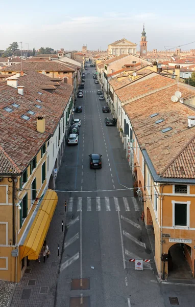 Cittadellaイタリア 2023年2月20日 歴史的な街の城壁から見えるガリバルディ通り 背景に大聖堂 — ストック写真