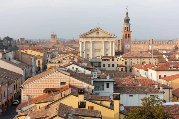 Cittadellaイタリア 2023年2月20日 背景に大聖堂や中世の町の壁と 歴史地区の眺め — ストック写真
