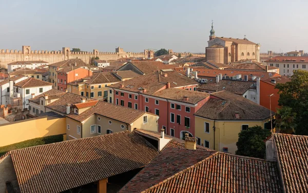 中世の城壁から見えるイタリアのシッタデッラの町 — ストック写真