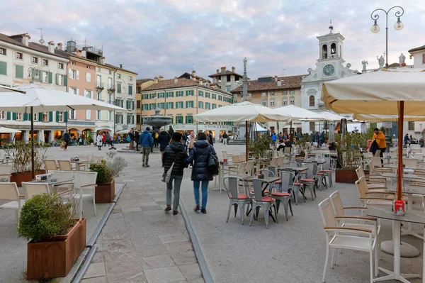 Udine Італія Грудня 2022 Року Міське Життя Площі Маттеотті Протягом — стокове фото