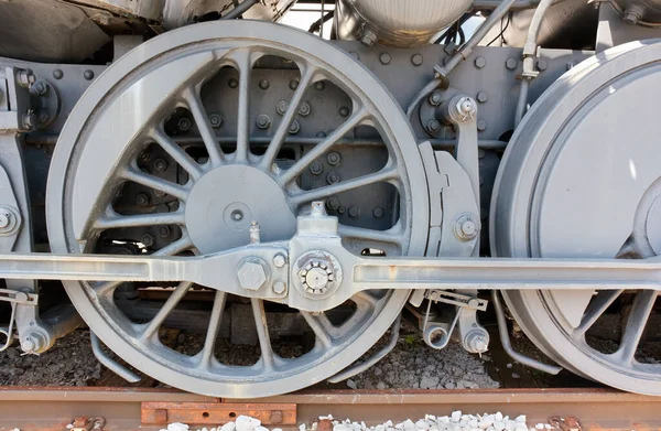 1940年代からの古い蒸気列車の車輪のクローズアップ ストック写真