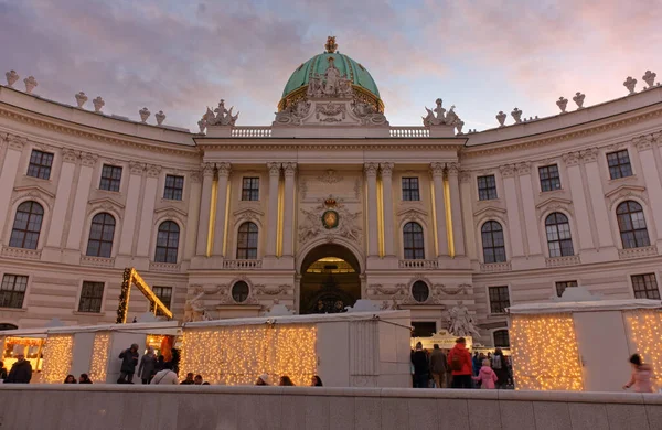 オーストリア Vienna 2023年1月6日 ホーフブルク宮殿のクリスマス タイム ディナー 入り口の隣に人で賑わう装飾的な屋台 ストック画像