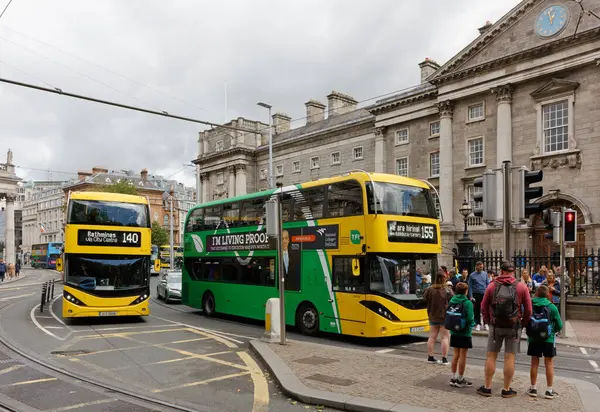 Dublin Írország 2023 Augusztus Két Busz Halad Trinity College Előtt Stock Kép