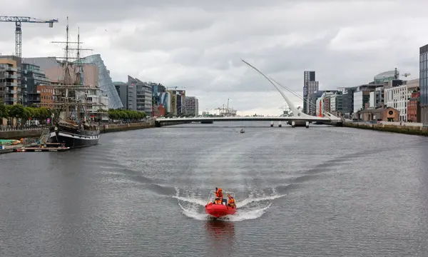 Дюблін Ірландія Серпня 2023 Оранжевий Гумовий Човен Подорожує Річці Ліффі Стокове Зображення