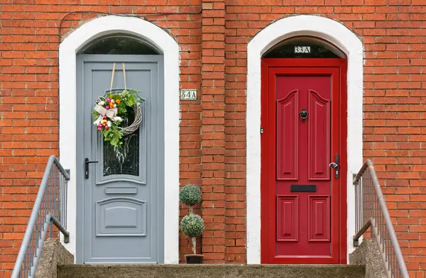 爱尔兰杜布伦 2023年8月3日 两个典型的并排优雅的住宅前门在楼梯顶部 — 图库照片