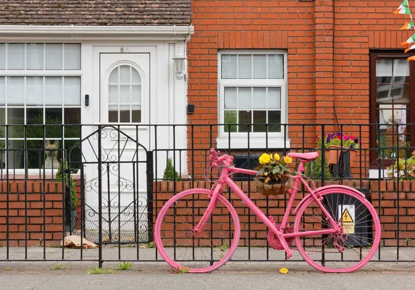 Дублін Ірландія Серпня 2023 Гарний Типовий Будинок Декоративним Рожевим Біциклом Ліцензійні Стокові Зображення