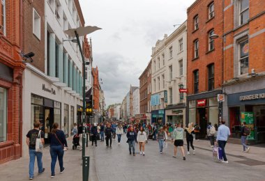 DUBLIN, İrlanda - 4 Ağustos 2023: Grafton Caddesi, şehrin en ünlü alışveriş caddesi