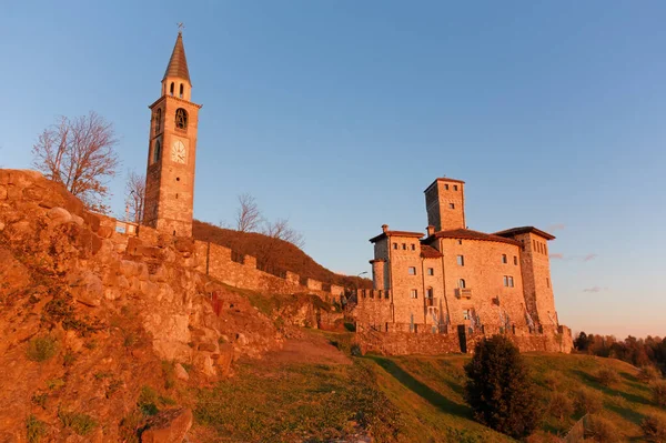 Artegna 교회의 Friuli 이탈리아 언덕에 — 스톡 사진