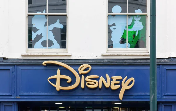Dublin Ierland Augustus 2023 Disney Winkelbord Grafton Street Met Silhouetstickers — Stockfoto