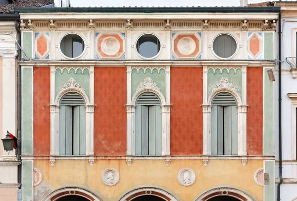 Montagnana Włochy Grudnia 2023 Udekorowana Kolorowa Fasada Eleganckiego Zabytkowego Budynku — Zdjęcie stockowe