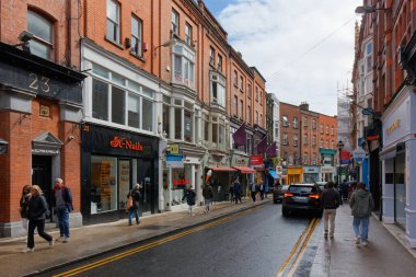 DUBLIN, İrlanda - 05 Ağustos 2023: Yeni bir yaz sabahı şehir merkezinde canlı bir cadde