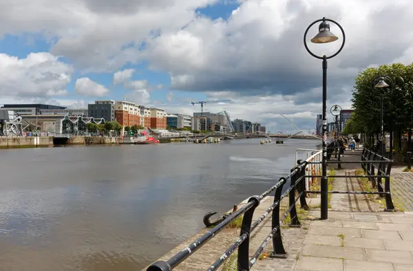 Дублін Ірландія Серпня 2023 Року Пішохідна Прогулянка Вздовж Річки Ліффі Ліцензійні Стокові Фото