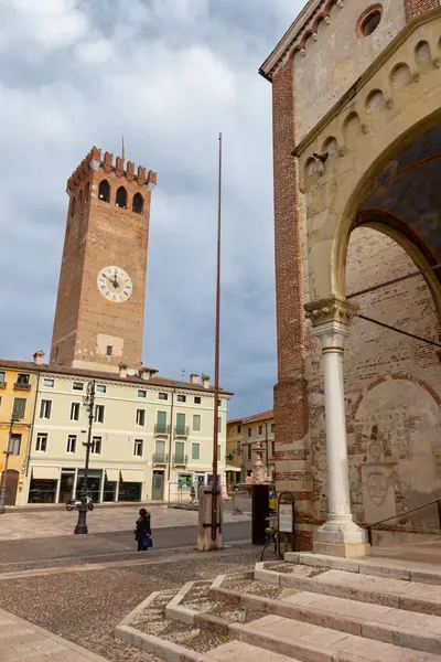 位于意大利巴萨诺德尔格拉帕市的加里波第广场 Garibaldi Square 前面是一座历史性建筑的入口 后面是一座市民塔 图库图片