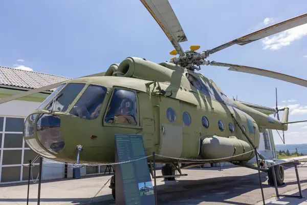 Pivka スロベニア 2023年6月25日 軍事史のピヴカ公園で展示されている歴史的な軍用ヘリコプターミルMi 8を攻撃し ストック写真