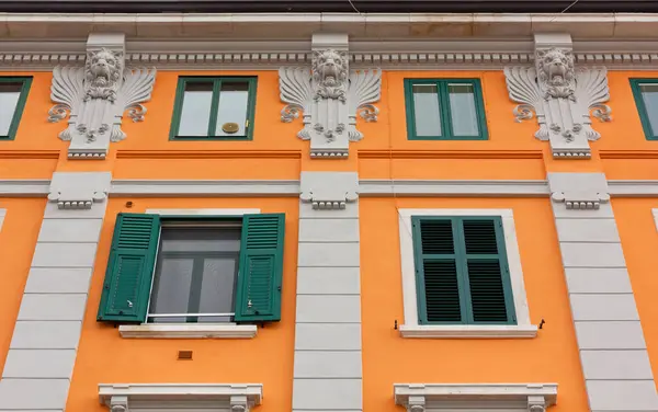 イタリア Trieste 2023年3月3日 貴重な装飾と興味深い色と歴史的なダウンタウンの建物の新しく改装されたエレガントなファサードの詳細 ストックフォト