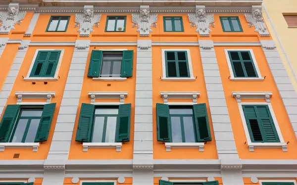 意大利Trieste 2023年3月3日 新整修的一座具有历史意义的市中心建筑的典雅立面 装饰珍贵 色彩迷人 免版税图库图片