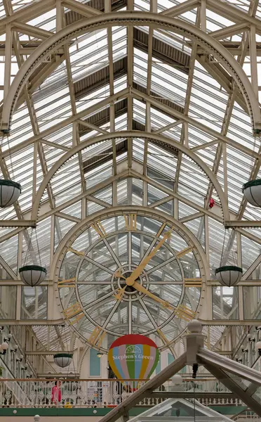 アイルランドのドゥブリン 2023年8月4日 スティーブンのグリーンショッピングセンターのエレガントでオリジナルのインテリア建築の大きな時計 ロイヤリティフリーのストック写真