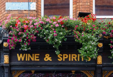 DUBLIN, İrlanda - 3 Ağustos 2023: Bar tabelasının üzerindeki güzel çiçek süslemesi