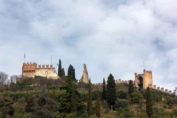部分摧毁了中世纪的意大利马罗提卡城堡 从镇上看 免版税图库照片