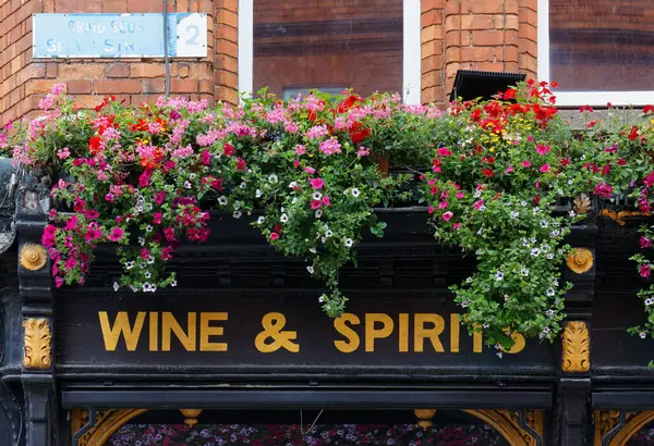 Dublin Irlande Août 2023 Belle Décoration Florale Dessus Panneau Pub Photos De Stock Libres De Droits