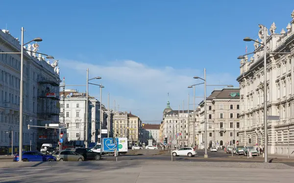奥地利维也纳 2023年1月4日 阳光灿烂的早晨 施瓦辛格广场 图库图片