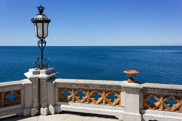 Vue Sur Mer Adriatique Depuis Terrasse Devant Château Miramare Trieste Images De Stock Libres De Droits