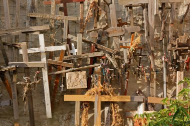 SOLKAN, Slovenya - 21 Temmuz 2024 Sveta Gora tapınağında ahşap haçlar ve heykeller sergileniyor