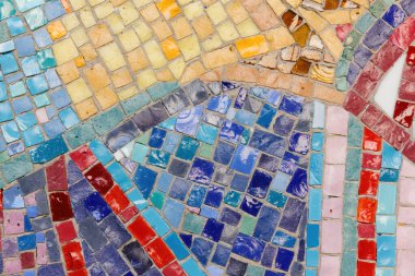 Bir mozaiğin çok renkli fayanslarının aşırı yakın planından oluşan güzel soyut desen.