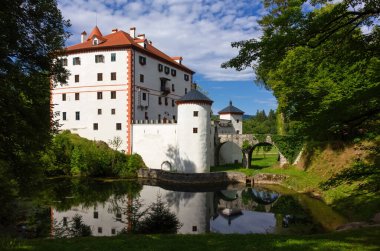 13. yüzyıl Snenik şatosu, Slovenya 'nın Loz Vadisi' nde, güzel doğal parkının ortasında.