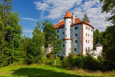 13. yüzyıl Sneznik Şatosu, Slovenya, bugün güzel doğal parkının ortasında ulusal bir müze.