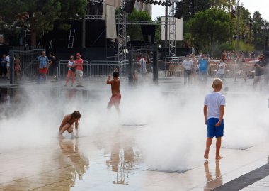 Nice, Fransa - 20 Ağustos 2014: Şehir merkezindeki bir parktaki ayna çeşmesinde eğlenen çocuklar