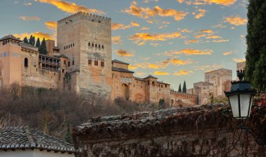 İspanya 'nın Granada kentindeki ortaçağ kale kompleksinin dışında.