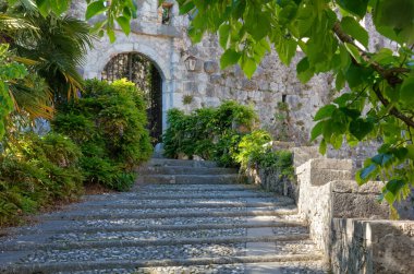 FAGAGNA, İtalya - 29 Nisan 2024: Villalta kalesine giriş merdiveni