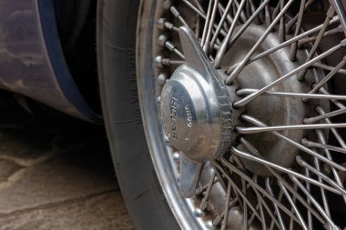 DUINO AURISINA, İtalya - 25 Ekim 2024: 1960 'ların eski bir Jaguar arabasının tekerleğinin ayrıntıları