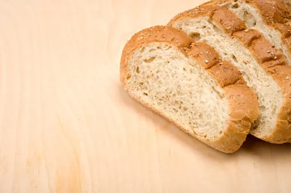 Ahşap Masa Üstünde Ekmek Dilimleri — Stok fotoğraf