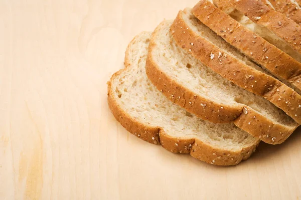 Κομμένο Άσπρο Ψωμί Ξύλινο Φόντο — Φωτογραφία Αρχείου