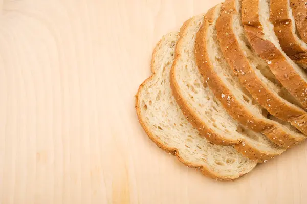 Ahşap Zeminde Dilimlenmiş Beyaz Ekmek — Stok fotoğraf