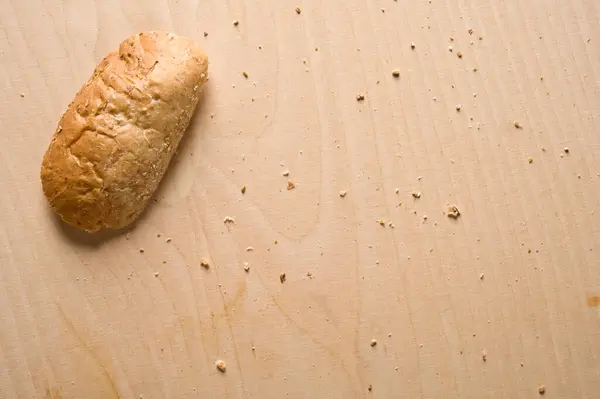 Tahta Masanın Üzerinde Bir Parça Ekmek Kırıntı — Stok fotoğraf
