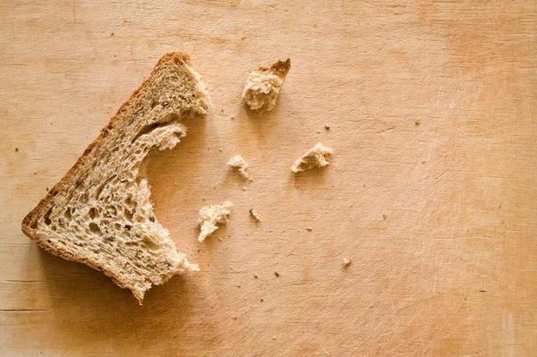 Částečně Snězený Chléb Dřevěné Řezací Desce — Stock fotografie