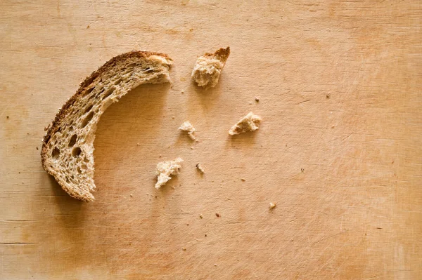 Μερικώς Φαγωμένο Ψωμί Ξύλο Κοπής — Φωτογραφία Αρχείου