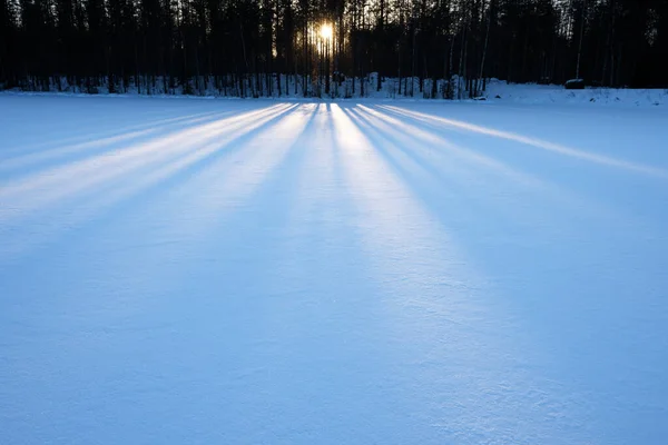 凍結湖の雪の表面に太陽光の光線 手前を中心に — ストック写真