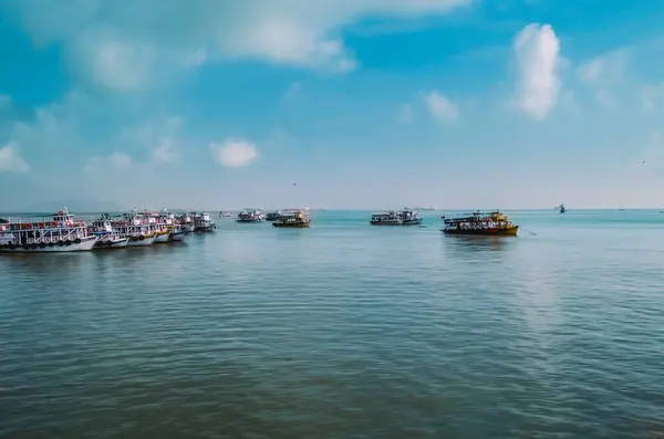 Balıkçı tekneleri Mumbai 'de Hindistan' ın Kapısı yakınındaki limanda demirledi..