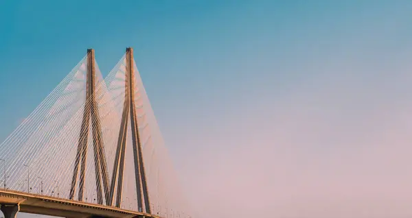 Bombay 'da Bandra Worli Deniz Halkası' nın fotoğrafına yakınlaştım.