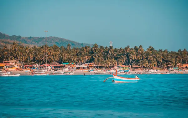 Güney Goa 'daki güzel Palolem Sahili dinlenmek ve su sporlarının tadını çıkarmak için bir yerdir.