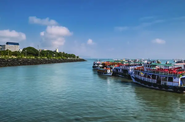 Apollo Bunder (Washington Rıhtımı) limanındaki turist teknelerinin manzarası)