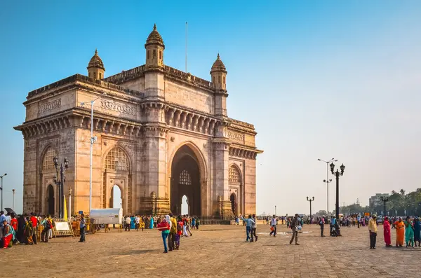 Güneşli bir günde Hindistan Kapısı Anıtı 'ndaki turistler Mumbai, Maharashtra, Hindistan, Asya