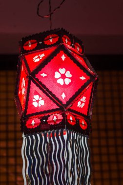 Diwali Festivali 'nde Işık Feneri Asmak