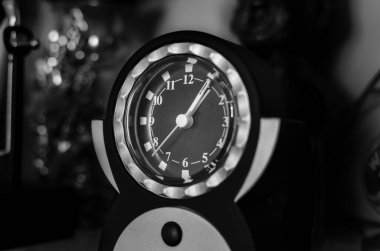 Siyah eski bir saatin yakın çekimi.