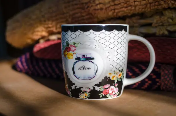 Kahve ya da çay için güzel bir fincan aşk tasarımı